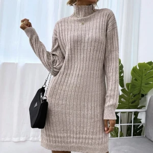 Stickad klänning - Säljer denna stickade klänning då den aldrig kommit till användning. Perfekt till nu i höst att ha. Storlek M och har aldrig använt så är i nyskick. Säljer för ca 100 men kan diskuteras 🩷