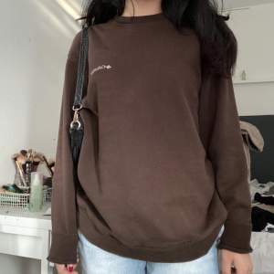 Brun oversize sweatshirt från beyond retro, använd endast en gång och är i bra skick! Köpt för 350kr och säljer för 300, pris går även att diskuteras