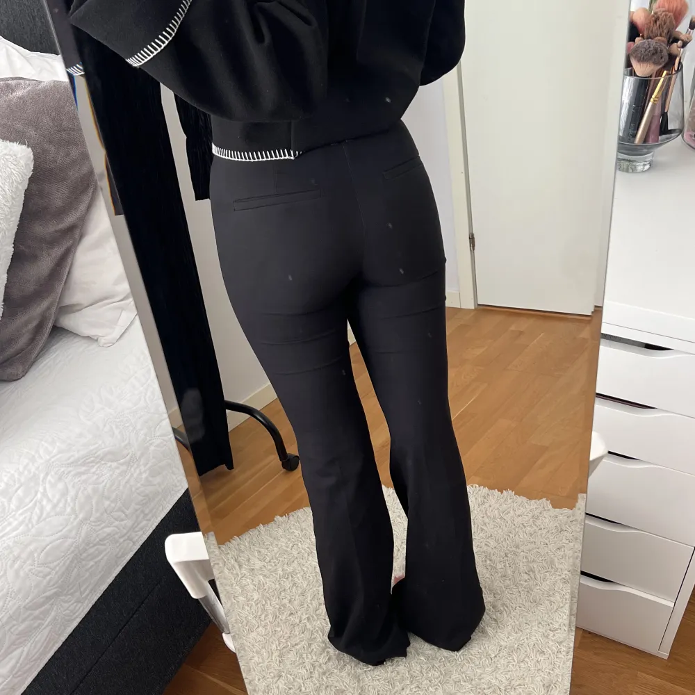 Svarta kostymbyxor från zara storlek 36, endast använda 1 gång💗 . Jeans & Byxor.