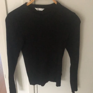 Cubus tröja - Den är ribbad och i väldigt bra skick! Har bara använt den 2 gånger! 