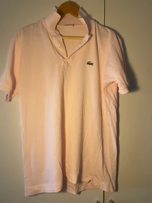 Lacoste piké  - Säljer denna fräscha vintage Lacoste piké! Den är i väldigt fint skick  Postas bara  Betalningar sker via Swish!