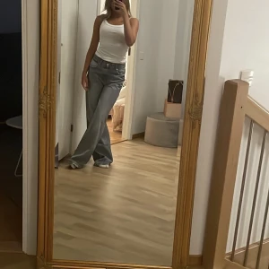 Slutsålda populära jeans från Zara!!! - Säljer dessa super snygga jeansen från zara då det inte kommer till användning. !!OBS!! vid intresse vänligen be om defekter bilder, längst ned av jeansen annars super bra skick💕💕PRIS KAN DISKUTERAS