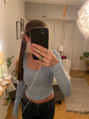 Blå ribbad tröja - Säljer denna fina tröja från hm då jag ej använt den. 