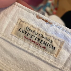 vita levis jeans - Levis jeans vita  Oklar storlek men de sitter stort på mig som brukar ha 30/32 skulle tro att de är 31/32 i midjan och 32 i längd