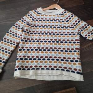 Fin tröja, perfekt till hösten, kommer ej till användning anledning till att ja säljer