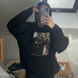 Svart hoodie med tryck - Säljer min älskade hoodie då den tyvärr inte kommer till använd längre… Den är i ett mycket bra material och är tidigare köpt för 700 kr☺️