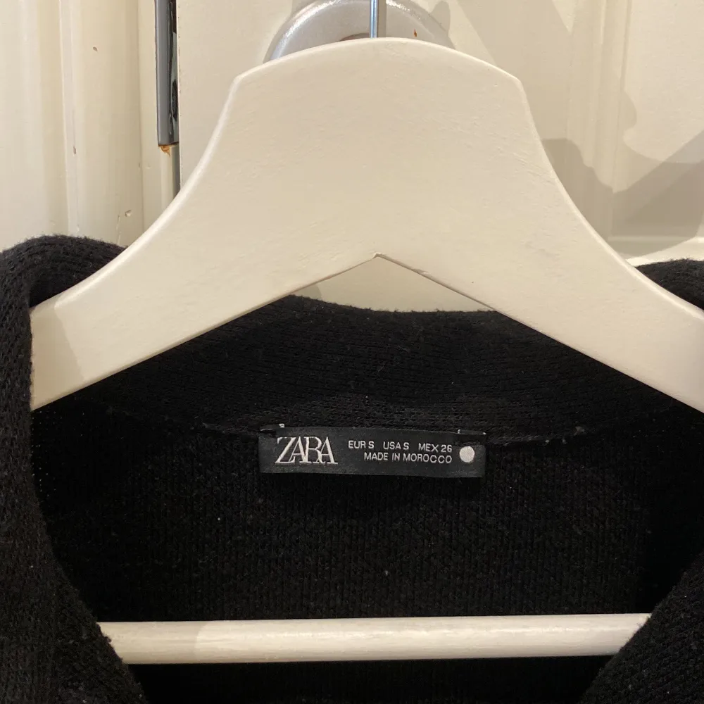 Stickad svart tröja från zara, köpt för något år sen men använt bara nån gång för den är lite kort på mig💕  Storlek S 😊. Stickat.