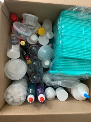 SLIME KIT - Skriv privat för mer bilder. I kittet finns 50 små burkar,20 stora burkar,Bubble mailers, lim ,Linsvätska, mini burkar,pigment pulver, raklödder ,karamellfärg ,doft till slime,Jelly kuber ,pärlor,bubbel plast,glyserol och så mycket mer priset kan diskuter