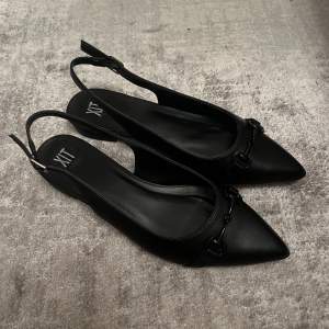 Superfina ballerinaskor/sandaler i svart storlek 40, passar även 39. Endast använda en gång🌺