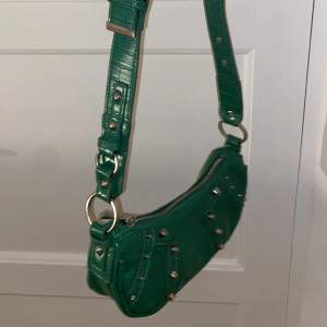 En fin grön väska med silvriga detaljer köpt på asos💚
