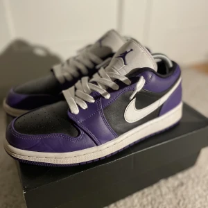 Jordan 1 low court purple black⚫️🟣 - Jordan one low court purple black köpta på stadium goods för 2500kr (kvitto finns)✅ skriv för fler bilder👌.bra skick med små skador på boxen. Pris kan diskuteras 