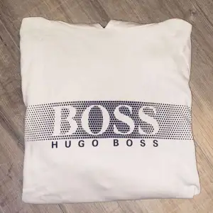 INTE SÅLD!!!!’Säljer denna Hugo boss hoodie ifrån season man. Den är i storlek S men passar M. Den har ett litet hål men inget som man tänker på. Pris kan diskuteras  nypris: 1200