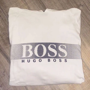 Hugo boss hoodie  - INTE SÅLD!!!!’Säljer denna Hugo boss hoodie ifrån season man. Den är i storlek S men passar M. Den har ett litet hål men inget som man tänker på. Pris kan diskuteras  nypris: 1200