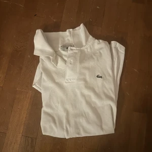 Lacoste piké  - Soft hel vit Lacoste piké  Storlek L. Active boys 