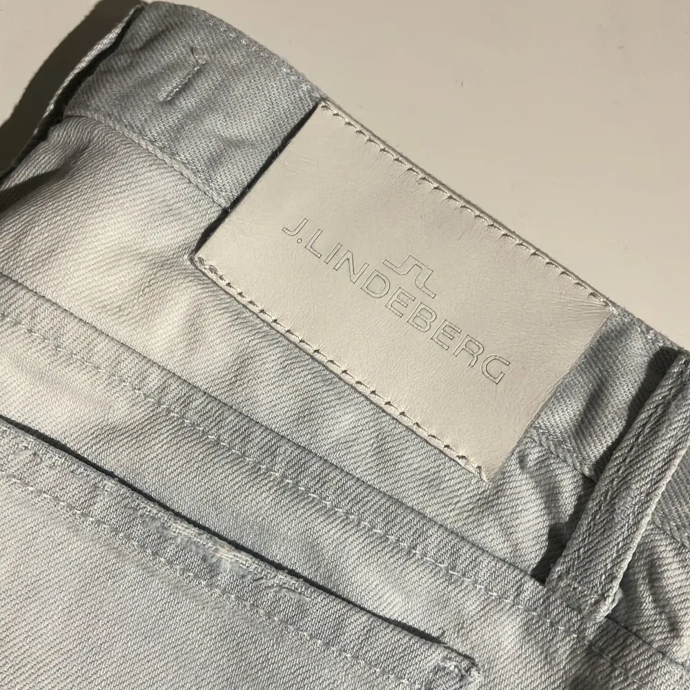 Säljer dessa otroligt snygga jeansen från J.lindeberg!🙌Stl. W26/L32 (Xs) De är i väldigt bra skick och har knappt tecken på användning.  Tveka inte att höra av dig vid frågor!🩷. Jeans & Byxor.