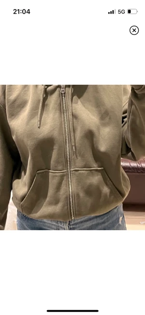 Olivgrön hoodie  - Hoodie från weekday i bra skick, använt ca 1 gång. Står ingen storlek men skulle säga S/M