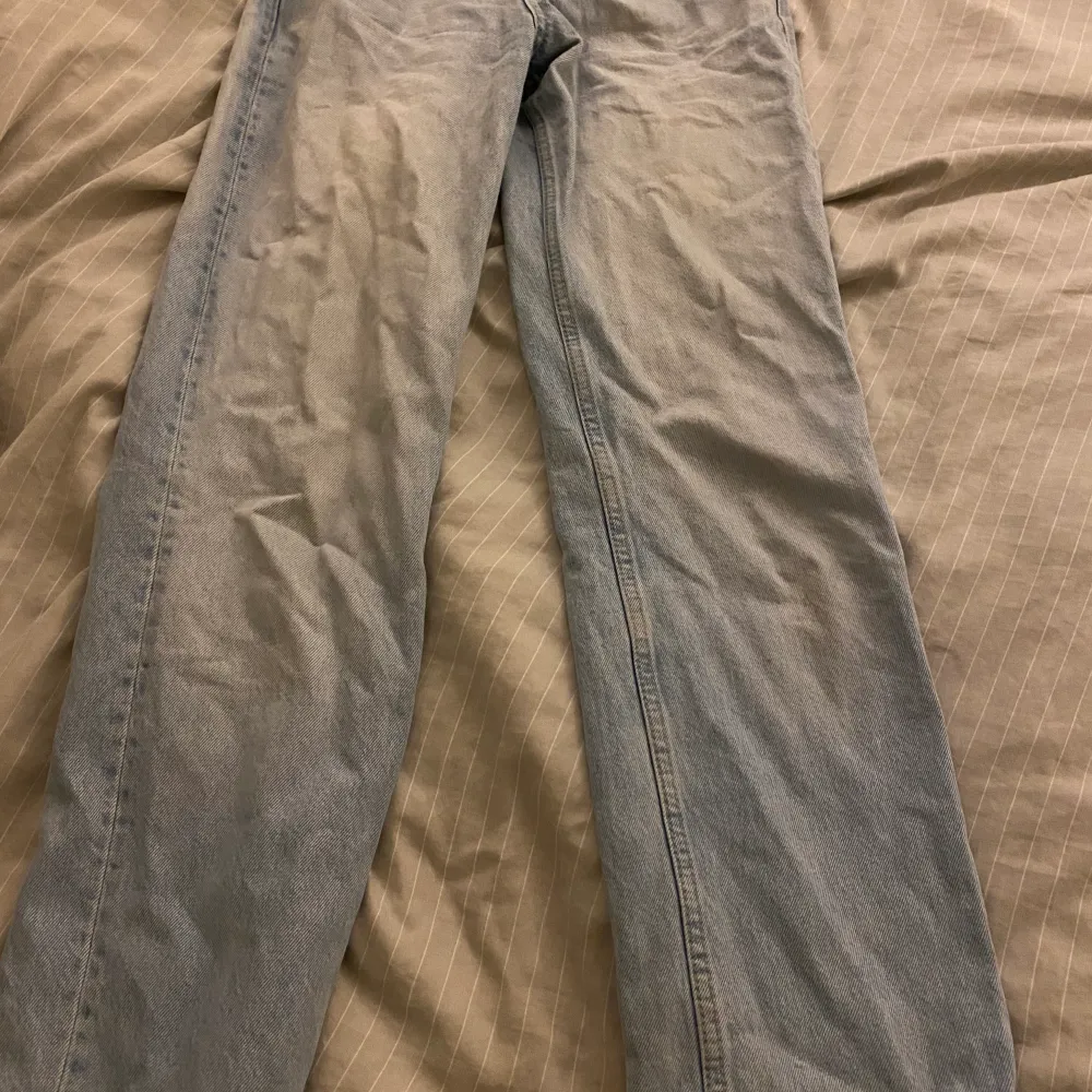 Säljer dessa ljusblåa straight leg jeans från zara för de har blivit för små. Midwaist storlek 34.. Jeans & Byxor.