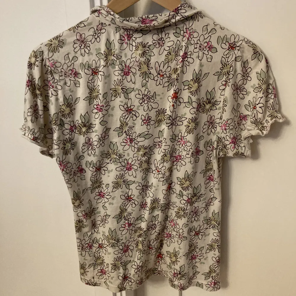 Jättegullig kortärmad skjorta med blommor, . Skjortor.