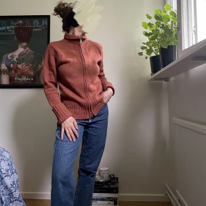 Höst tröja ull - Perfekt för hösten!  Bland annat i Ull så värmande. Dragkedja i silvrig färg. Tar bort så många noppror som möjligt innan frakt<3