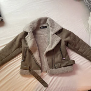 Zara bikerjacka - Skriv för info och bilder. Bra skick. Nypris 1100 , finns inte längre att köpa