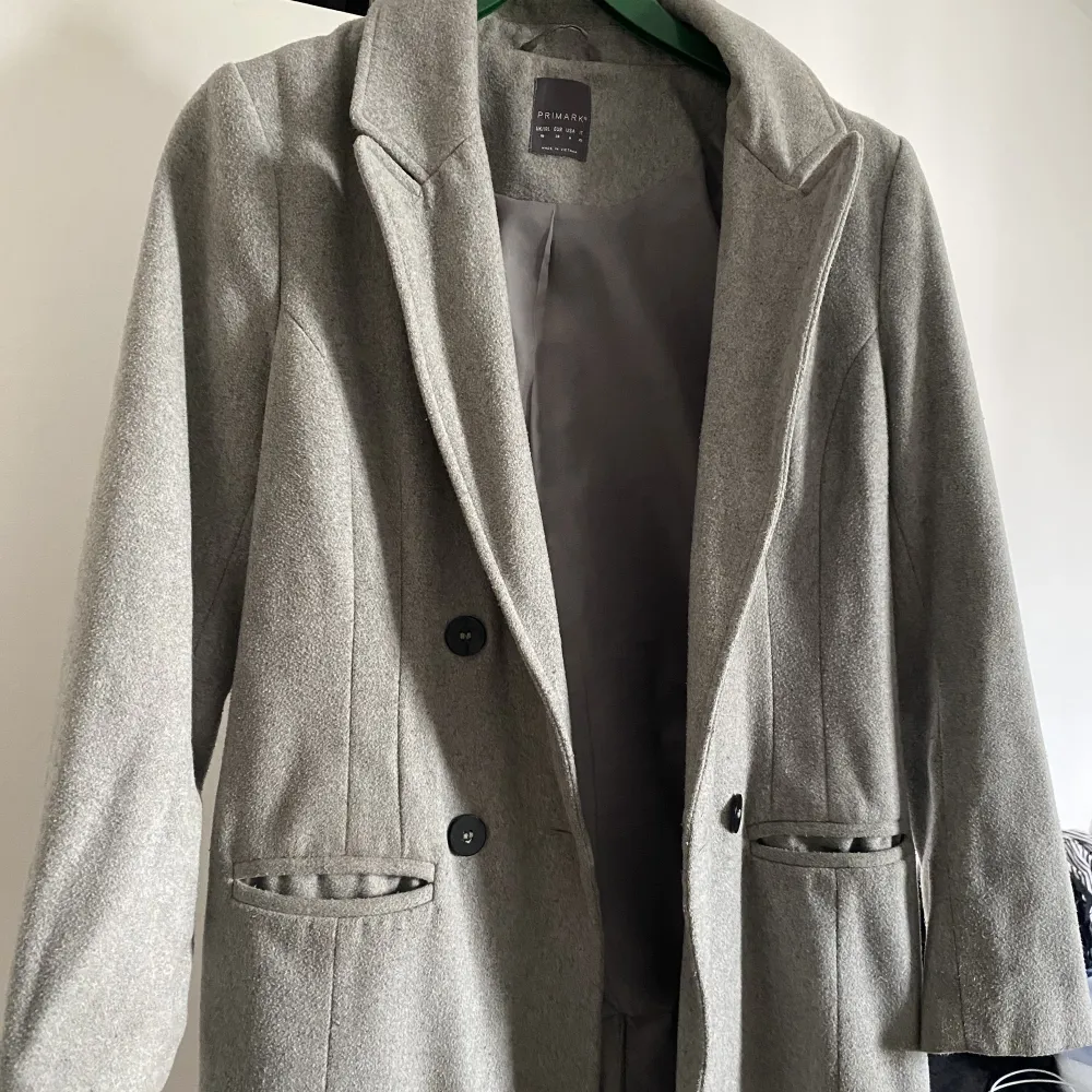 En grå fin kappa från primark i storlek 38🥰. Jackor.