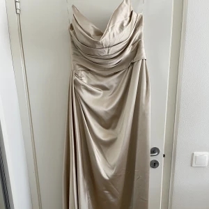 Helt ny klänning  - Storlek 38. Helt ny