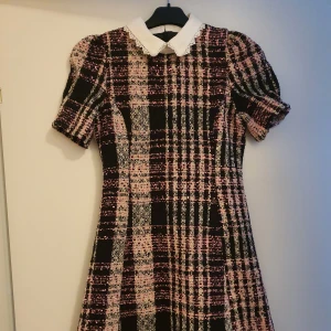 Attrangs klänning i tweed - Klänning från det Sydkoreanska märket Attrangs i storlek M.
