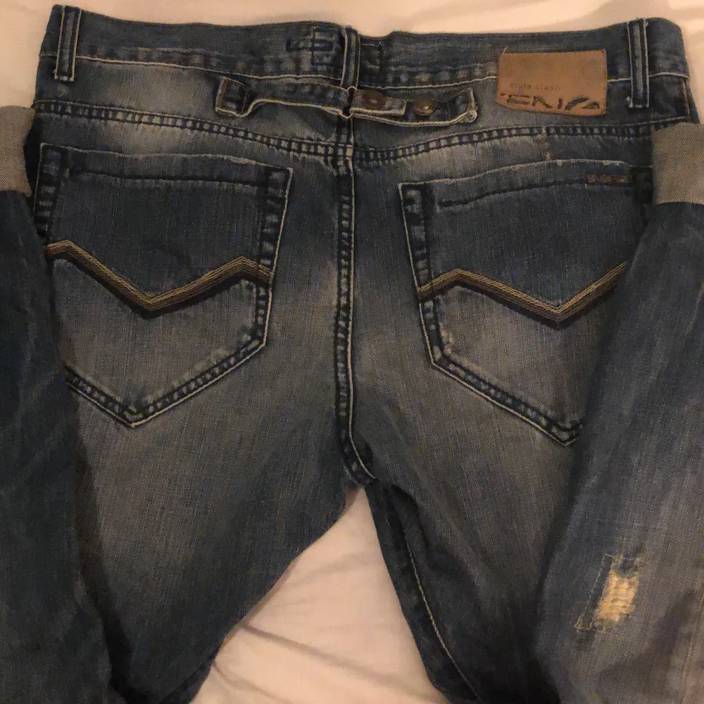 Väldigt låg midjade raka jeans, med detaljer där bak ❤️. Jeans & Byxor.