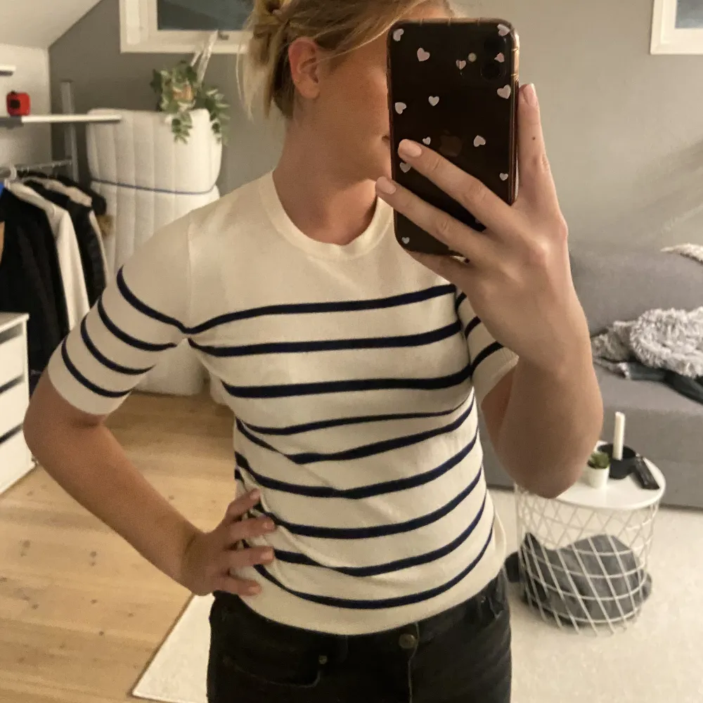 Stickad t-shirt från Zara. Nästan aldrig använd. Köparen står för frakt 💕. T-shirts.