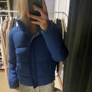 snygg blå dunjacka  - Säljer min super snygga blåa jacka från only, köpt på zalando använd ca 2-3 gånger så i jätte bra skick🥰
