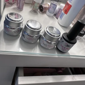 Gele naglar set - Alla säljs som ett set 15 ml Använd endast två gånger. Säljer pga att jag har ett nytt set för träning. Köparen betalar fraktavgiften. Jag säljer den på Plick. Så båda sidor kan känna sig trygga.