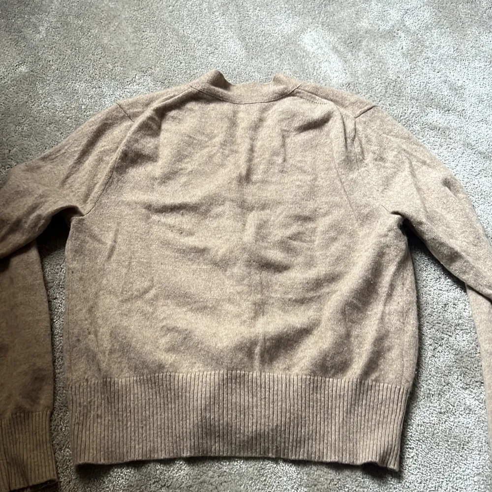 En softgoat tröja i storlek xs, ganska ny och bra skick. Tröjor & Koftor.