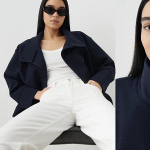 Short felt jacket gina - Säljer denna populära short felt jacket i marinblå från Gina, helt oanvänd med lappar kvar i Strl L. Slutsåld på hemsidan 🫶🏽