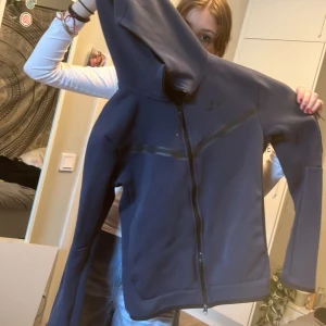 Nike tech  - Ganska ny Nike texh. Mörk blå. Storlek S