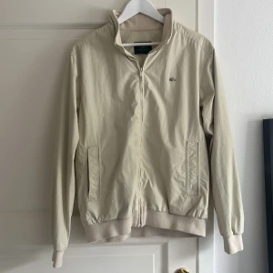 Lacoste Jacka - Sjukt snygg färg på denna jacka, Stl. M. Bra skick! 