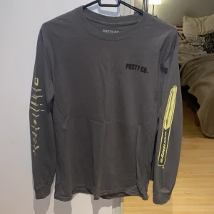 Post Malone merch - Merch från Post Malones tour 2018, köpt på konserten i Stockholm. Ashäftigt tryck på ryggen!