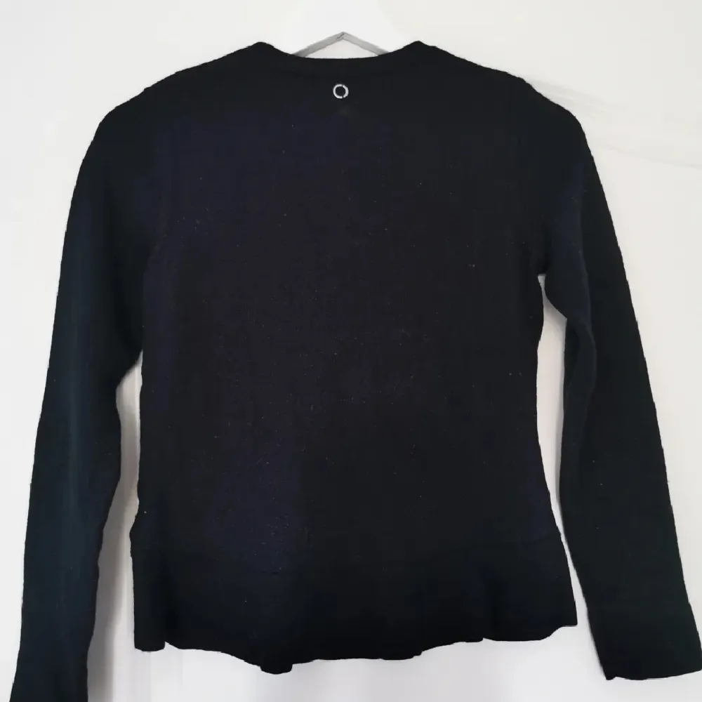 Superskön svart tröja i 100% merinoull från märket Stockholm. Lite liten i storlek men bra skick!. Tröjor & Koftor.