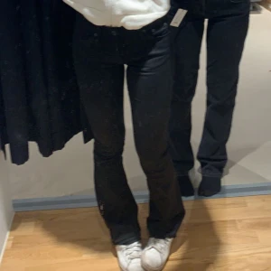 Crocker jeans  - Säljer mina lågmidjade crocker jeans pågrund av att de inte kommer till användning💕skriv privat för mer frågor 🥰 passar mig i längden som är 1,60