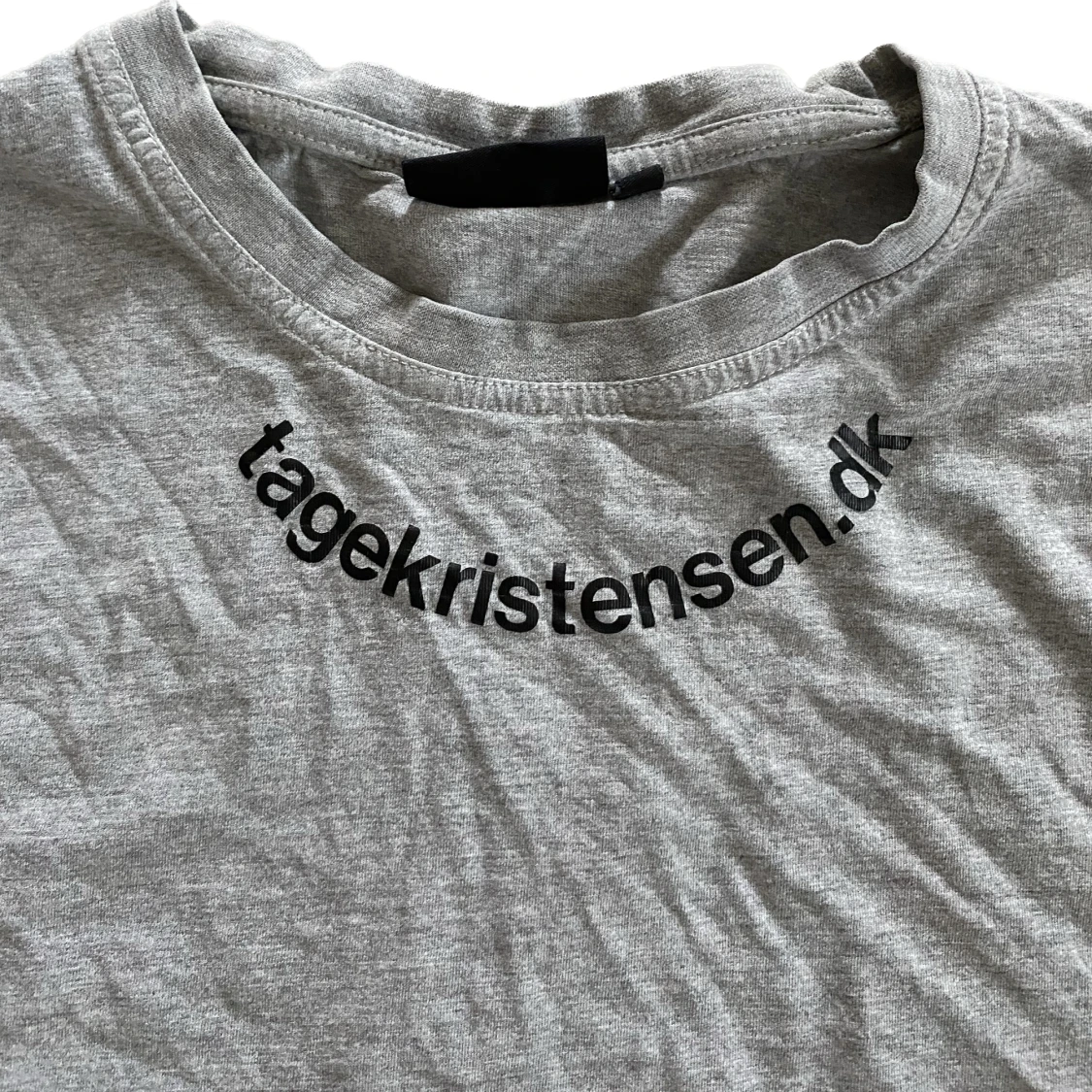 Grå tröja med text 