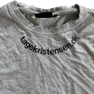 Grå tröja med text  - Inga skador bra skick 