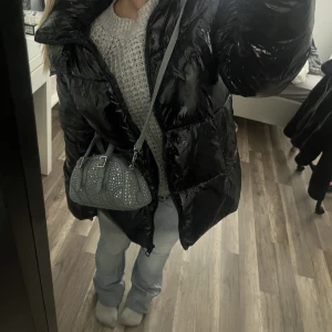Jacka/väst från Zara - !!!Intressekoll!!! På min svarta glansiga jacka från zara. Man kan ta bort ärmarna så den går att använda både som väst och jacka🤩🤩Den är i stl xs men skulle säga att den passar xs-m. Hör gärna av er om ni är intresserade eller vill se fler bilder🙏😇 