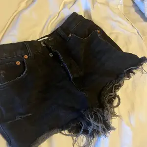 Ett par grå/svarta jeansshorts i fint skick!💕
