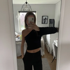 One shoulder top - One shoulder top från Gina, aldrig använd så den är som ny!
