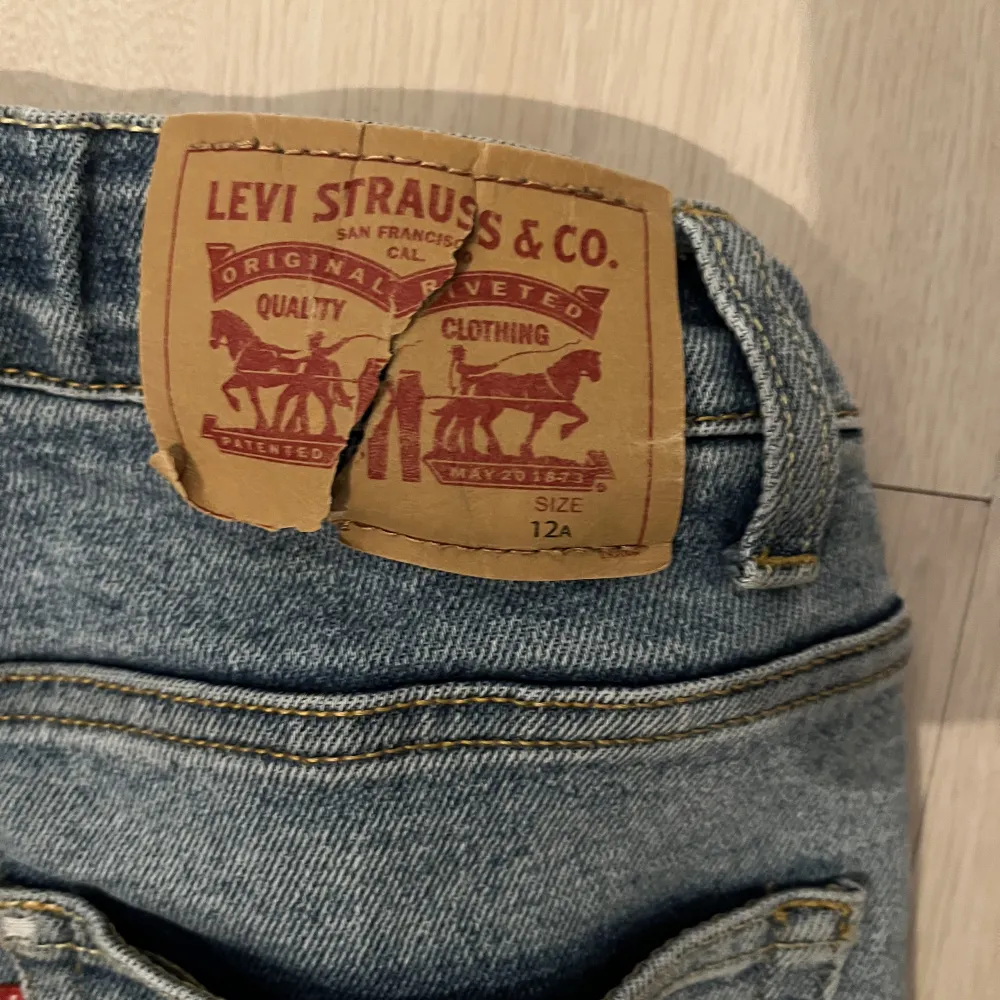 Levi’s baggy jeans med sönder lapp, där efter priset, St 152 (pris kan diskuteras). Jeans & Byxor.