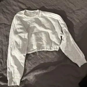 Croppad sweatshirt från adidas i storlek Xs. Oanvänd