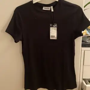 Helt ny och oanvänd ribbad t-shirt från weekday💘 Nypris 150kr, säljer för 100kr pga den är HELT oanvänd! Använd köp nu. 