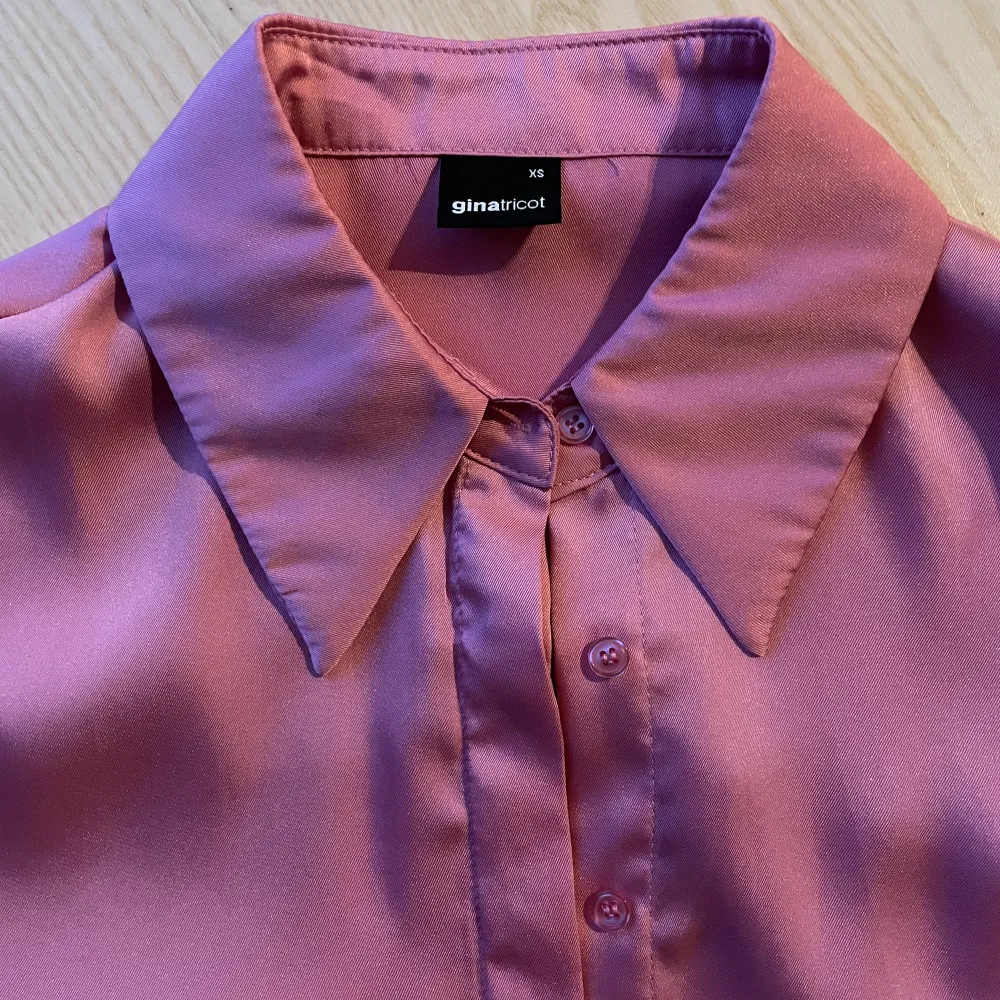 Superfin rosa satinskjorta från Gina Tricot i stl XS. Nyskick! Endast använd en gång. Färgen är som första och andra bilden. Material: 100% polyester. Djur- och rökfritt hem. Skriv gärna för fler bilder!. Skjortor.