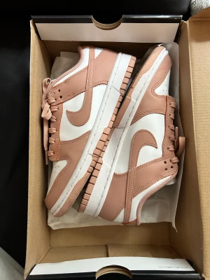 Nike Dunk Lows ” rose whisper”  - Säljer mina Nike Dunk Lows ” rose whisper”. Skorna har bara använts en gång. Väldigt fina och bekväma skor.