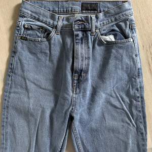 Jeans från Tiger of Sweden. Bootcut modell. Ljusblå fin tvätt. 