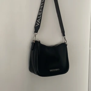 Valentino väska - Jättefin valentino väska som tyvärr inte kommer till användning längre!  Nypris 1200kr mitt pris 500, pris kan diskuteras❤️❤️